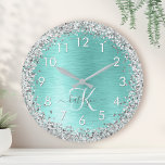 Blauwgroen geborsteld metaal Silver Glitter Monogr Grote Klok<br><div class="desc">Personaliseer dit trendy chique wandklokketontwerp met  zilveren sprankelende faux glitter op een blauwgroen geborstelde metalen achtergrond.</div>