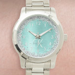 Blauwgroen geborsteld metaal Silver Glitter Monogr Horloge<br><div class="desc">Pas dit trendy horlogeontwerp met  zilveren mousserende glitter op een blauwgroen geborstelde metalen achtergrond eenvoudig aan.</div>