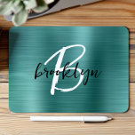 Blauwgroen geborsteld metaal zwart wit script mono muismat<br><div class="desc">Deze elegante gepersonaliseerde muismat heeft een monogram en een voornaam in een modern zwart-wit script op een trendy blauwgroen geborstelde metalen achtergrond.</div>