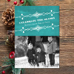 Blauwgroen gepantserde Chalkboard Holiday Fotoplat Kaart<br><div class="desc">Elegant en stijlvol gesclanteerd Chalkboard Holiday Photo Flat Kaart in turkooise met een kunstdecogrens en een trendy chalkboard look background. Deze kleine en trendy fotokaart is gemakkelijk aan te passen met een charmerende familiefoto en een aangepaste kerstgroet. Klik op 'Aanpassen' voor meer verpersoonlijkingsopties. Foto © Storytree Studios,  Stanford,  CA</div>