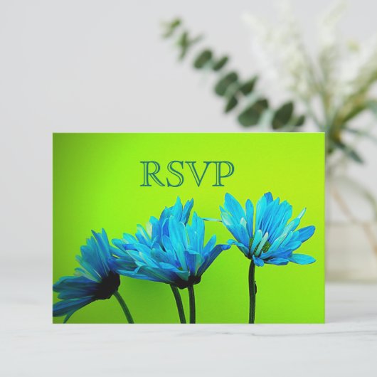 Blauwgroen Gerber Daisies over Lime Green Wedding  RSVP Kaartje (Staand voorkant)