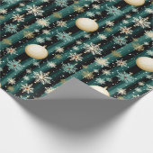 Blauwgroen gestreepte sneeuwvlokken & decoraties K Cadeaupapier (Hoek)