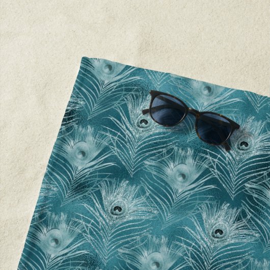 Blauwgroen Glitzy Glam Peacock Feathers Strandlaken (In situ)