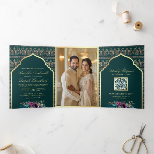 Blauwgroen gouden pauwenpatroon bloemenindiaanse b drieluik uitnodiging (Binnen)