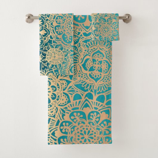 Blauwgroen Green en Gold Mandala Boho Chic Bad Handdoek (Insitu)
