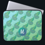 Blauwgroen groen logo van Peacock Pattern Laptop Sleeve<br><div class="desc">Kute pauw patroon op groene en aquamarine met twee toonkleurige achtergrond met elegant monogram.</div>