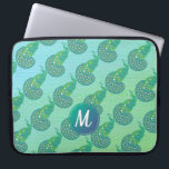 Blauwgroen groen logo van Peacock Pattern Laptop Sleeve<br><div class="desc">Kute pauw patroon op groene en aquamarine met twee toonkleurige achtergrond met elegant monogram.</div>