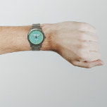 Blauwgroen groen zakelijk merk op Mannen Horloge<br><div class="desc">Uw zakelijke logo op een blauwgroen groene achtergrond op mannen Accessoire dat u in uw promotieproducten, weggeefartikelen of geschenken aan uw klanten of klanten kunt opnemen om uw bedrijf te adverteren of om uw merk te promoten. horloge dat u uw bedrijf logo kunt zetten om naamsbekendheid op te bouwen. Controleer...</div>