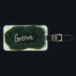 Blauwgroen groene & gouden agaat marmeren bruidego bagagelabel<br><div class="desc">Blauwgroen Groene & Gouden Agaat Marmeren Geode,  met Sprankelende Gouden folieaccenten,  en Modern trendy geborsteld scriptlettertype. Blauwgroen groene,  smaragdgroene en witte stenen look,  is luxueus en modern voor uw bruiloft - Gepersonaliseerde bruidegom Honeymoon Bagagelabels! ~ Controleer mijn winkel om de volledige bruidssuite voor dit ontwerp te zien!</div>