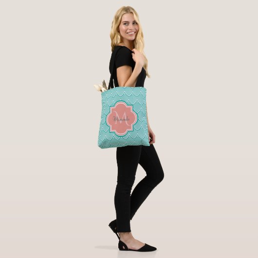 Blauwgroen groene kunst deco vis roze monogram naa tote bag (Op model)
