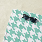 Blauwgroen houndstooth-monogram strandlaken (In situ)