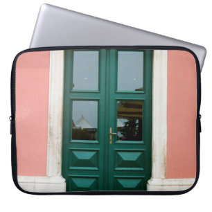 BLAUWGROEN HOUTEN DEUR MET WITTE STAALVENSTER LIJS LAPTOP SLEEVE