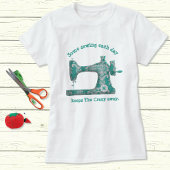 Blauwgroen Humor van het Damasmonogram-naaiwerk T- T-shirt