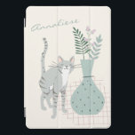 Blauwgroen illustratie van stijlvolle grijze munt iPad pro cover<br><div class="desc">Deze stijlvolle iPad-cover is voorzien van een  afbeelding van een grijze kat die naast een blauwgroen groene vaas met floralen en plantaardig materiaal staat. Pas het met jouw naam in handgeschreven manuscripttypografie aan. Geweldig cadeau voor kattenliefhebbers.</div>
