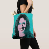 Blauwgroen Kamala Harris Pop Art Tote Bag (Dichtbij)