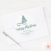 Blauwgroen kerstscript met lint-bomen ronde sticker (Envelop)