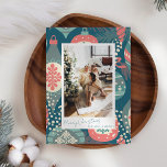 Blauwgroen kerstversieringen Aangepaste foto Feestdagenkaart<br><div class="desc">Deze  esthetische vakantiekaart kenmerkt uw foto die door een kleurrijk blauwgroen blauw wordt omringd en rood ornament patroon en een trendy manuscripttypografie wordt gedempt.</div>