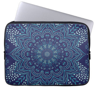 Blauwgroen mandala - patroon op een blauwe achterg laptop sleeve