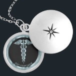 Blauwgroen medisch symbool Caduceus - Gepersonalis Locket Ketting<br><div class="desc">Speciaal verpleegkundige / Doctor Medical Symbool Caduceus Blauwgroen Ketting, klaar voor u om zich aan te passen. ✔ Opmerking: niet alle sjabloon gebieden hoeven te worden gewijzigd. 📌 Als u verdere aanpassing nodig hebt, klikt u op de knop "Klik om verder aan te passen" of "Ontwerp aanpassen of bewerken" en...</div>