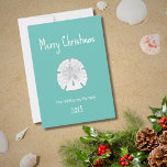 Blauwgroen met tropische kerstmandollar en kerstma feestdagenkaart<br><div class="desc">Tropisch blauwgroen kerstgroen wenskaart met  kerstfeest,  met een zanddollar- en witte typografische vormgeving,  Met aanpasbare letters kunt u uw eigen informatie toevoegen. Een geweldige manier om goede wensen naar geliefden te sturen deze vakantieperiode.</div>