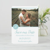 Blauwgroen monogram foto slaat de datum op aankondiging (Staand voorkant)