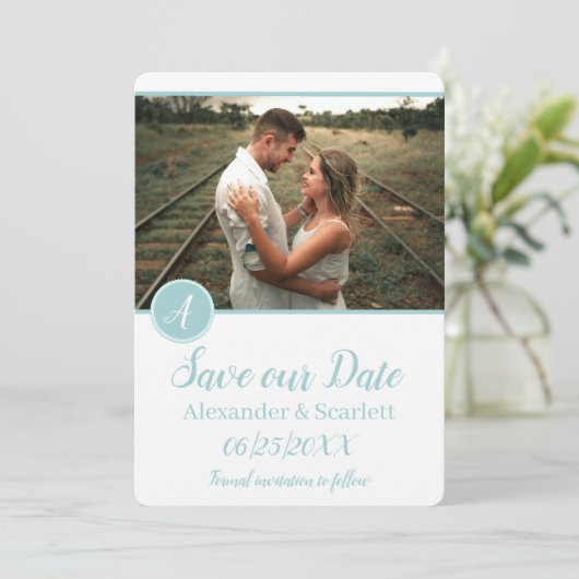 Blauwgroen monogram foto slaat de datum op aankondiging (Staand voorkant)