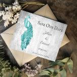 Blauwgroen Pacock sparen de Datum aankondiging<br><div class="desc">Pas een unieke trouwaankondiging aan met een Blauwgroen Peacock sparen de Datum. Het ontwerp van de aankondiging is voorzien van een elegante pauw tegen delicate bladeren- en slijmachtergrond en tekst die u kunt personaliseren met uw trouwdatumdetails. Extra sparen de datumaankondiging beschikbaar voor dit ontwerp in een verscheidenheid van kleuren.</div>