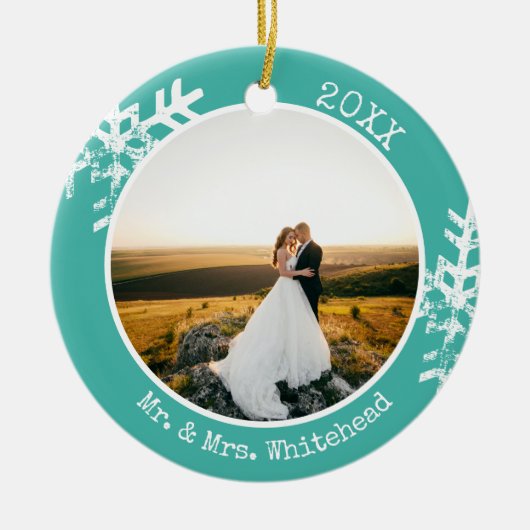 Blauwgroen Pas getrouwd Snowflake 1e Kerstmis Keramisch Ornament (Voorkant)