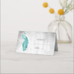 Blauwgroen Peacock-kaart Plaatskaartje<br><div class="desc">Laat de receptie gasten weten waar ze zullen zitten met een Blauwgroen Peacock trouwreceptieplek. Het kaartontwerp van de pleister is voorzien van een elegante pauw tegen een delicate foliage- en slijpachtergrond. Extra trouwbenodigdheden zijn ook beschikbaar bij dit ontwerp.</div>