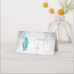 Blauwgroen Peacock-kaart Plaatskaartje<br><div class="desc">Laat de receptie gasten weten waar ze zullen zitten met een Blauwgroen Peacock trouwreceptieplek. Het kaartontwerp van de pleister is voorzien van een elegante pauw tegen een delicate foliage- en slijpachtergrond. Extra trouwbenodigdheden zijn ook beschikbaar bij dit ontwerp.</div>