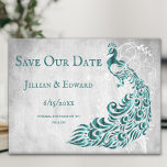 Blauwgroen Peacock Leaf Vine sparen de datum aanko Aankondiging<br><div class="desc">Pas een unieke trouwaankondiging aan met een Blauwgroen Peacock Leaf Vine Save the Date. Het ontwerp van de aankondiging kenmerkt een lichtgrijze grijze achtergrond met een levendige blauwgroen pauw met een bladwijnenversiering en tekst u met uw trouwdatumdetails kunt personaliseren. Extra sparen de datumaankondiging beschikbaar voor dit ontwerp in een verscheidenheid...</div>