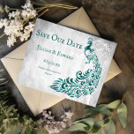Blauwgroen Peacock Leaf Vine sparen de datum aanko Aankondiging<br><div class="desc">Personaliseer een unieke huwelijksaankondiging met een Blauwgroen Peacock Leaf Vine Save the Date. Het aankondigingsontwerp heeft een lichtgrijze grunge-achtergrond met een levendige blauwgroen pauw met een botanische verfraaiing van wijnstokken en tekst die u kunt personaliseren met uw trouwdatumaanduidingen. Extra opslaan van de datum aankondiging beschikbaar voor dit ontwerp in een...</div>