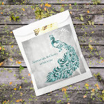 Blauwgroen Peacock Leaf Vine Wedding Favor Bags Bedankzakje<br><div class="desc">Geef je gasten een huwelijksgunst met een set Blauwgroen Peacock Leaf Vine Wedding Favor Bag. Het ontwerp van de tas is voorzien van een lichtgrijze grijze achtergrond met een levendige blauwgroen pauw met een bladwijnenversiering. Pas de bruidegom en de bruidnamen aan samen met de trouwdatum. Extra trouwbenodigdheden zijn ook beschikbaar...</div>