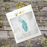 Blauwgroen Peacock Wedding Favor Bag Bedankzakje<br><div class="desc">Geef je gasten een huwelijksgunst met een set Blauwgroen Peacock Wedding Favor Bag. Het ontwerp van de zak is voorzien van een elegante pauw tegen een delicate foliage- en slijpachtergrond. Pas de bruidegom en de bruidnamen aan samen met de trouwdatum. Extra trouwbenodigdheden zijn ook beschikbaar bij dit ontwerp.</div>
