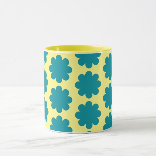 Blauwgroen Retro Flower Art op gele Mok Cup (Midden)
