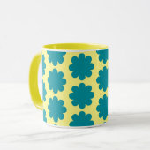 Blauwgroen Retro Flower Art op gele Mok Cup (Voorkant links)