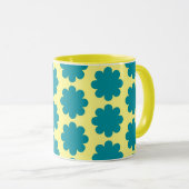 Blauwgroen Retro Flower Art op gele Mok Cup (Voorkant rechts)