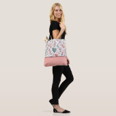 Blauwgroen, rood, roze harten en bloemen, kleurenb tote bag (Op model)