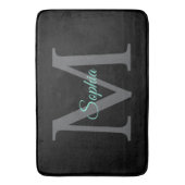 Blauwgroen scriptnaam, groot grijs monogram op zwa badmat (Voorkant Verticaal)