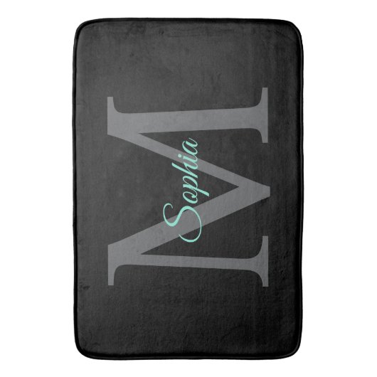 Blauwgroen scriptnaam, groot grijs monogram op zwa badmat (Voorkant Verticaal)