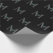 Blauwgroen scriptnaam, groot grijs monogram op zwa cadeaupapier (Hoek)