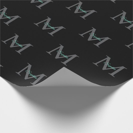 Blauwgroen scriptnaam, groot grijs monogram op zwa cadeaupapier (Hoek)