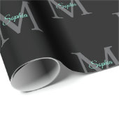 Blauwgroen scriptnaam, groot grijs monogram op zwa cadeaupapier (Rol Hoek)