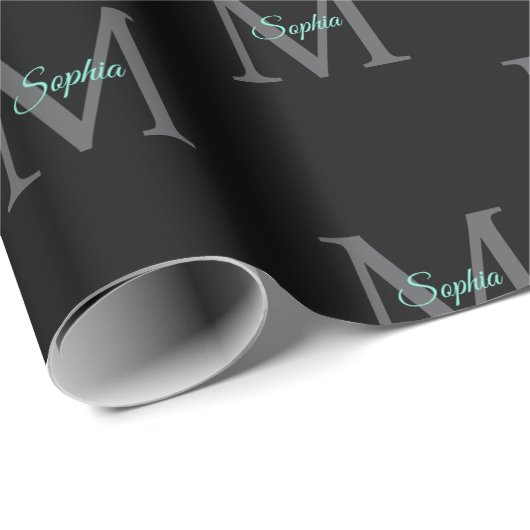 Blauwgroen scriptnaam, groot grijs monogram op zwa cadeaupapier (Rol Hoek)