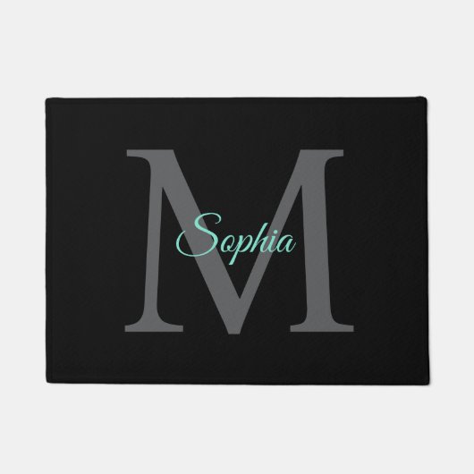 Blauwgroen scriptnaam, groot grijs monogram op zwa deurmat (Voorkant)