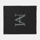 Blauwgroen scriptnaam, groot grijs monogram op zwa fleece deken (Voorkant (Horizontaal))
