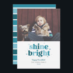 Blauwgroen Shine Bright Hanukkah-fotokaart Feestdagenkaart<br><div class="desc">Deze leuke Hanukkah-kaart bevat de woorden helder in veelkleurige letters met ruimte voor één foto. De achterkant heeft een overeenkomend stripe patroon.</div>