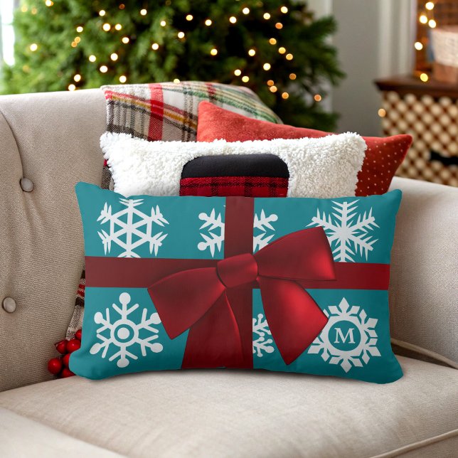 Blauwgroen Sneeuwvlok Monogram Rode Bow Lumbale Ku Kussen (Ho Ho Ho! Add your initial to this festive teal and red Christmas lumbar pillow)
