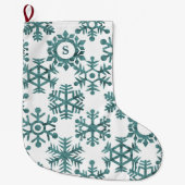 Blauwgroen Snowflake Pattern Monogram Grote Kerstsok (Voorkant)