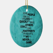 BLAUWGROEN SOMMIGE MENSEN VERLATEN VOETPRINES OP U KERAMISCH ORNAMENT (Rechts)